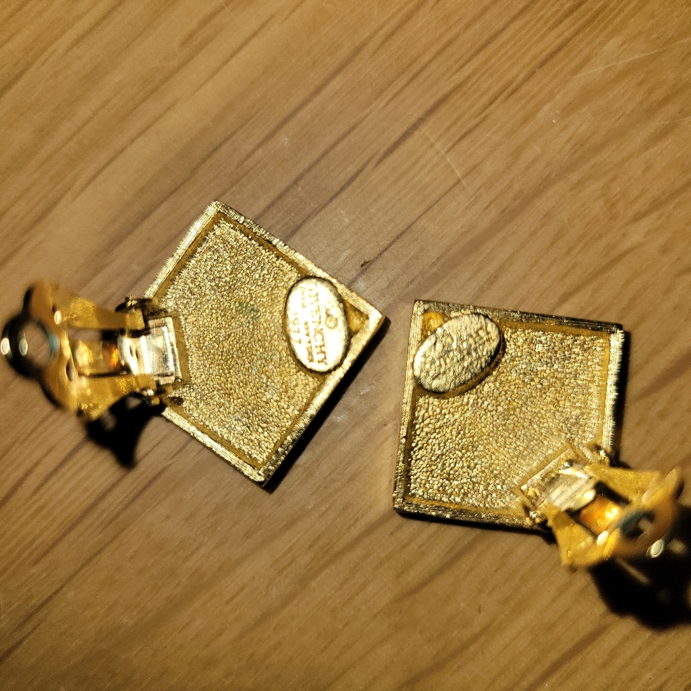 Givenchy Paris 1977 Signed Gold Tone Clip-on Earrings - Picture 4 of 5